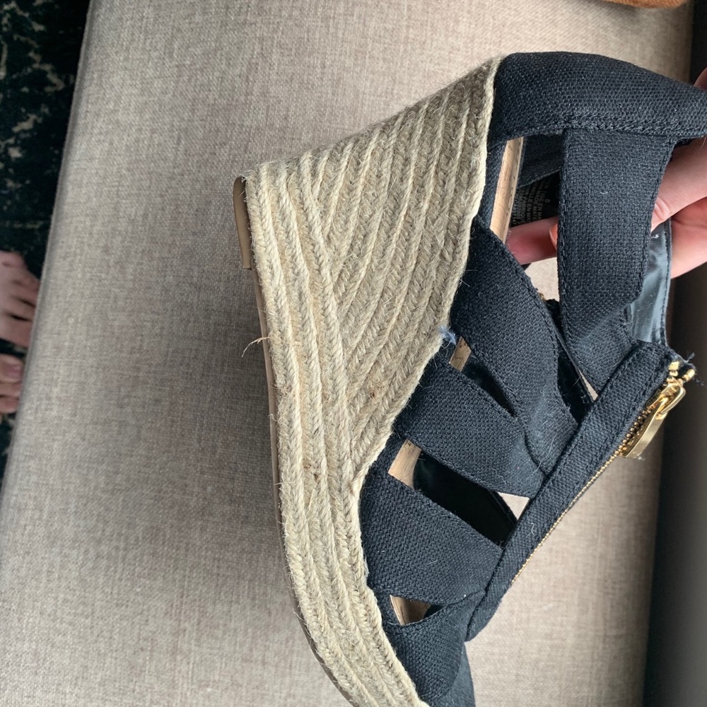 black wedges
